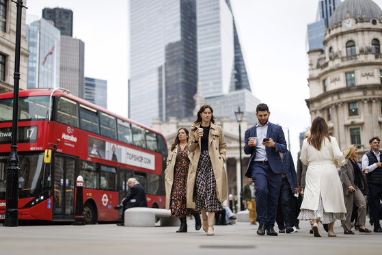 지난 9월 18일(현지시간) 영국 런던에서 직장인들이 런던 시티 금융 지구의 거리를 걷고 있다. EPA=연합뉴스