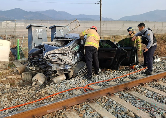 7일 오전 9시 35분쯤 전남 보성군 조성면의 한 철길 건널목에서 60대 남성이 몰던 승용차가 새마을호 열차와 충돌했다. 사진 전남소방본부