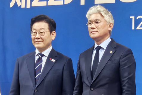 유진현 회장(오른쪽)이 2일 민주평통 국민소통분과위원장으로 임명된 후 이재명 대통령과 기념촬영을 하고 있다. [사진=대통령실]