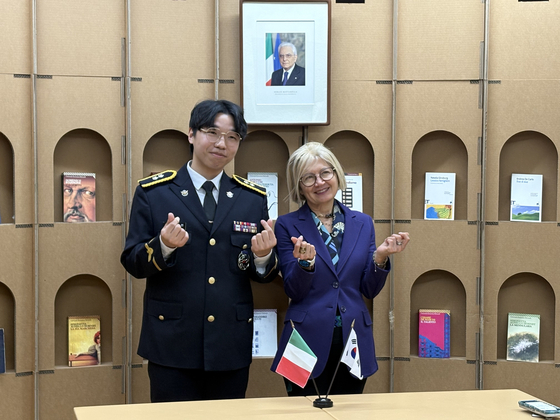 지난달 28일 주한 이탈리아 대사관에 초청된 윤제헌 경감이 에밀리 가토 대사와 기념사진을 찍고 있다. 해양경찰청