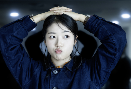 영화 '세계의 주인'에서 트라우마를 딛고 꿋꿋이 살아가는 여고생 이주인을 연기한 신인 배우 서수빈. 권혁재 사진전문기자