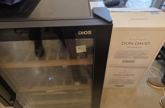  김용원이 운영하는 갤러리 한 켠에 자리잡은 와인셀러. 그 옆에 코스트코에서 대용량으로 구입한다는 가성비 좋은 와인이 박스째 한가득 쌓여있다. 김서원 기자