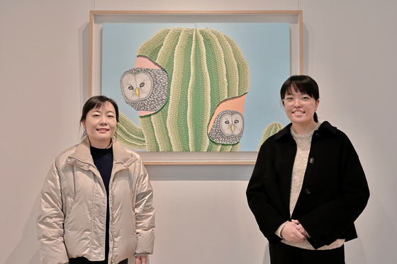 대구대학교 2학년 강다연(20·오른쪽) 학생이 어머니와 함께 '용기와 고민' 그림 앞에 서 있다. 강씨는 대학 진학을 위해 울산 집을 떠나 대구로 향하기 위해 용기를 내는 자신의 모습과 여러 고민을 선인장 속 부엉이로 표현했다. [사진 대구대학교] 