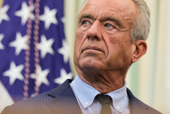 로버트 케네디 주니어 미국 보건복지부 장관이 지난 10월 16일 미국 워싱턴 DC 백악관에서 열린 행사에서 도널드 트럼프 대통령이 불임 치료에 대한 발표를 하는 모습을 지켜보고 있다. 로이터=연합뉴스