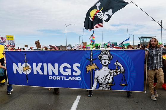 지난 10월 18일 미국 오리건주 포틀랜드에서 수만 명의 '노 킹스' 시위대가 현수막을 들고 트럼프 대통령에 대한 반대 집회를 진행하고 있다. 로이터=연합뉴스
