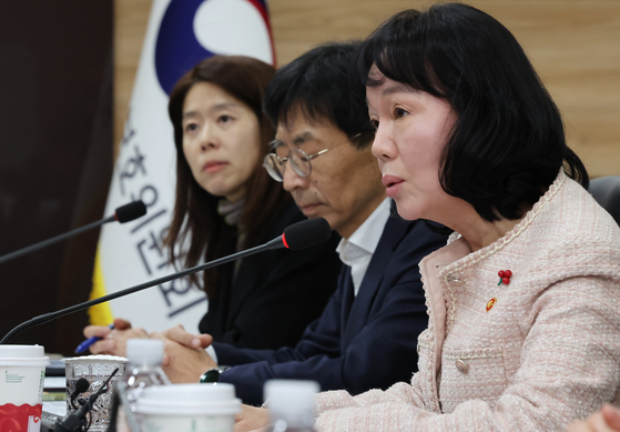 송경희 개인정보보호위원회 위원장이 6일 오후 서울 종로구 정부서울청사에서 ISMS-P 인증 개선 관련 회의를 하고 있다.  이번 회의는 최근 쿠팡 등 ISMS-P를 받은 기업들의 해킹 등 개인정보 유출이 발생함에 따라 개최됐다. 뉴스1