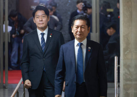 더불어민주당 정청래 대표가 8일 서울 여의도 국회에서 열린 비공개 의원총회에 참석하고 있다. [연합뉴스]