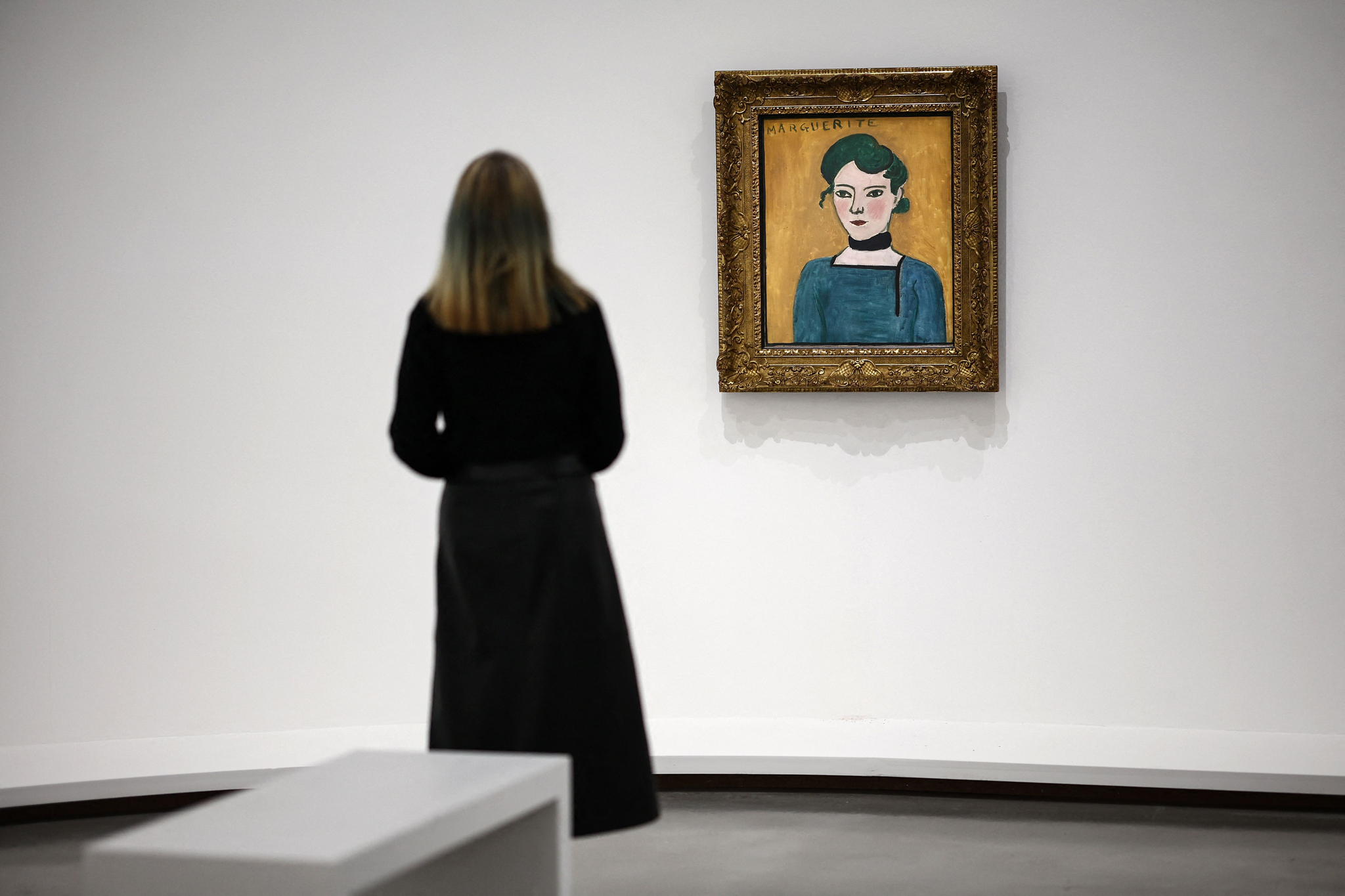 지난 3월 31일(현지시간) 파리 현대미술관에서 열린 앙리 마티스의 전시회 ‘마티스와 마르그리트, 아버지의 시선‘에서 한 관람객이 작품을 감상하고 있다. AFP=연합뉴스 