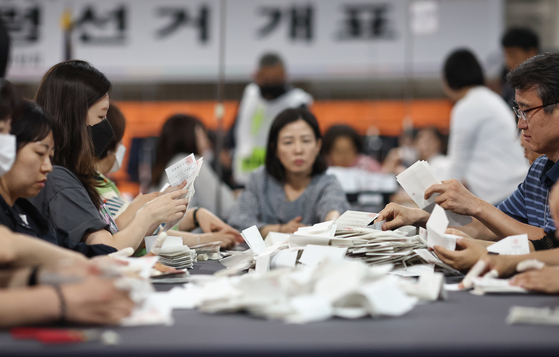 제21대 대통령선거일인 지난 6월 3일 서울 서대문구 명지전문대 체육관에 마련된 개표소에서 표 분류 작업이 진행되고 있다. 연합뉴스