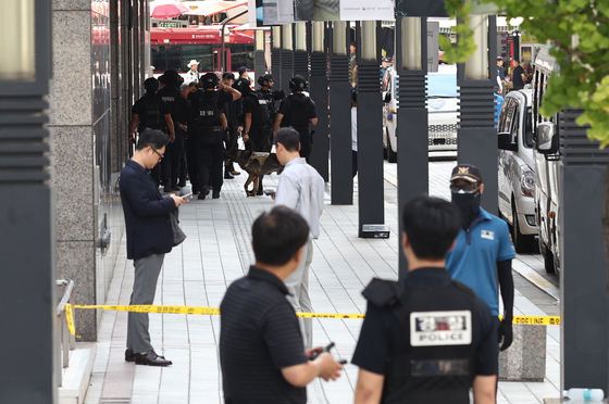 지난 8월 5일 서울 중구 명동 신세계백화점 본점에 폭발물을 설치했다는 협박 글이 인터넷 커뮤니티에 올라와 신고받고 출동한 경찰이 수색에 나서고 있다. 연합뉴스