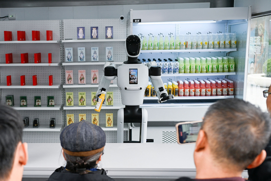 휴머노이드 기업 갤봇에서 개발한 로봇 G1이 운영하는 24시간 무인 편의점이 세계 최초로 베이징 중관춘에 들어섰다. [AFP=연합뉴스]