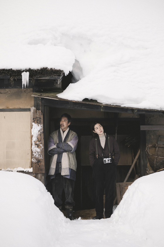 영화 '여행과 나날'은 슬럼프에 빠진 각본가 '이'(심은경)가 눈 덮인 시골마을로 여행을 떠나며 벌어지는 이야기다. 사진 엣나인필름