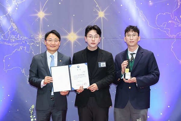 2025 K-SUUL AWARD 수상업체 내외디스틸러리㈜농업회사법인 / 좌측부터 임광현 국세청장, 최영웅 대표, 김태건 이사