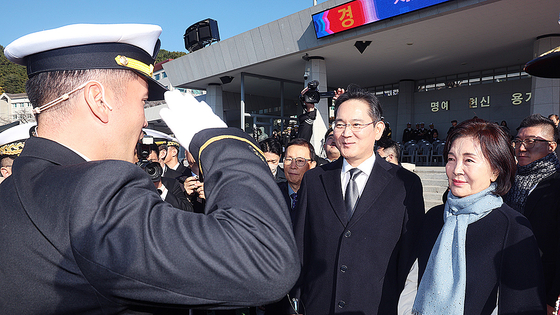 28일 오후 경남 창원시 진해구 해군사관학교 연병장에서 열린 제139기 해군?해병대 사관후보생 수료 및 임관식에서 이재용 삼성전자 회장과 홍라희 리움미술관 명예관장이 이지호 신임 소위에게 경례를 받고 있다.연합뉴스
