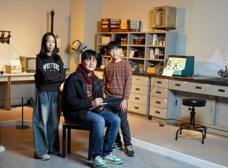 보존과학센터 개관 기념 특별전 ‘보존과학, 새로운 시작 함께하는 미래’를 찾은 김연우·김이재·이현우(왼쪽부터) 학생기자가 1976년 처음 만들어진 국립박물관 보존기술실을 재현한 ‘보존과학자의 방’을 둘러봤다. 