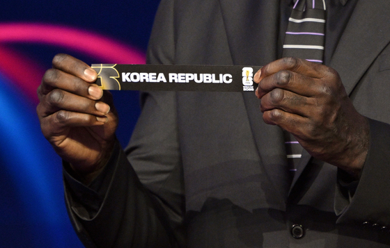 2026 북중미 월드컵 조 추첨식에서 섀킬 오닐이 '한국'을 뽑아 들어보이고 있다. [로이터=연합뉴스]