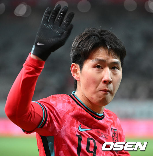 [OSEN=서울월드컵경기장, 이대선 기자] 홍명보호가 어려운 경기 끝에 2025년 마지막 A매치를 승리로 장식했다.홍명보 감독이 이끄는 한국 축구대표팀은 18일 오후 8시 서울월드컵경기장에서 열린11월 A매치 두 번째 친선경기에서'아프리카 강호' 가나를 상대로 1-0 승리했다.내달 2026 국제축구연맹(FIFA) 북중미 월드컵 조 추첨을 앞두고 열리는 마지막 평가전이었다.한국은 가나까지 잡아내면서 사상 최초로월드컵 포트 2를 확정하게 됐다.후반 대한민국 이강인이 교체되며 관중석을 향해 인사를 하고 있다. 2025.11.18 /sunday@osen.co.kr