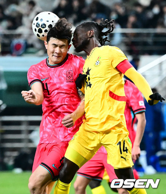 [OSEN=서울월드컵경기장, 지형준 기자] 홍명보 감독이 이끄는 한국 축구대표팀이 18일 오후 8시 서울월드컵경기장에서 열린11월 A매치 두 번째 친선경기에서'아프리카 강호' 가나를 상대로 1-0 승리했다.내달 2026 국제축구연맹(FIFA) 북중미 월드컵 조 추첨을 앞두고 열리는 마지막 평가전이었다.한국은 가나까지 잡아내면서 사상 최초로월드컵 포트 2를 확정하게 됐다. 이로써 대표팀은 홍명보 감독이 부임한 뒤 처음으로 A매치 2연전에서 나란히 승리를 거두게 됐다.후반 대한민국 김민재가 가나 멘사와 볼을 다투고 있다. 2025.11.18 /jpnews@osen.co.kr