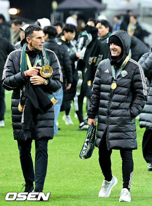 [OSEN=상암월드컵경기장, 조은정 기자] 전북현대가 끝내 정상에 섰다. 연장전 혈투 끝에 광주FC를 2-1로 꺾고 2025 하나은행 코리아컵 우승을 차지했다. 120분 동안 퇴장·부상·논란 상황이 뒤섞인 결승전이었지만, 마지막에 웃은 팀은 전북이었다.전북현대는 6일 오후 1시 30분 서울월드컵경기장에서 열린 2025 하나은행 코리아컵 결승전에서 광주FC와 맞붙어 2-1로 승리했다.K리그1 우승에 이어 코리아컵 우승까지 더블을 이뤄낸 전북의 포옛 감독(왼쪽)이 타노스 코치와 기뻐하고 있다.  2025.12.06 /cej@osen.co.kr