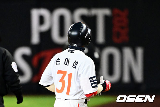 [OSEN=대전, 지형준 기자] 29일 대전시 중구 부사동 대전한화생명볼파크에서 2025 신한 SOL Bank KBO리그 포스트시즌 한국시리즈 3차전 한화 이글스와 LG 트윈스의 경기가 진행됐다.이날 경기에 한화는 폰세를, LG는 손주영을 선발투수로 내세웠다. 1회말 무사에서 한화 손아섭이 포수 스트라이크 낫아웃으로 물러나고 있다. 2025.10.29 /jpnews@osen.co.kr