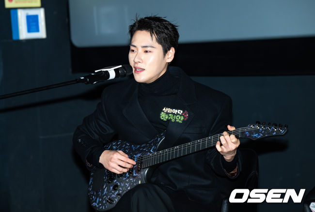 [OSEN=박준형 기자] 8일 오전 서울 용산아이파크몰 내 용산 CGV에서 영화 '신의 악단' 제작보고회가 진행됐다.‘신의악단’은 북한에 외화벌이를 위해 가짜 찬양단이 창설되며 벌어지는 이야기를 그린 작품으로 이날 제작보고회에는 김형협감독과 배우 박시후, 정진운,태항호,장지건,한정완,문경민, 고혜진, 최선자, 서동원, 강승완, 신한결이 참석했다. 한정완이 기타 연주를 보이고 있다.     2025.12.08 / soul1014@osen.co.kr