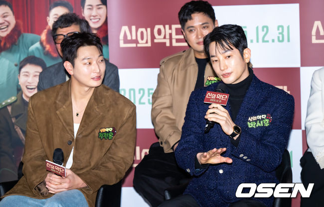 [OSEN=박준형 기자] 8일 오전 서울 용산아이파크몰 내 용산 CGV에서 영화 '신의 악단' 제작보고회가 진행됐다.‘신의악단’은 북한에 외화벌이를 위해 가짜 찬양단이 창설되며 벌어지는 이야기를 그린 작품으로 이날 제작보고회에는 김형협감독과 배우 박시후, 정진운,태항호,장지건,한정완,문경민, 고혜진, 최선자, 서동원, 강승완, 신한결이 참석했다. 배우 박시후가 정진운 관련 질문에 답하고 있다.    2025.12.08 / soul1014@osen.co.kr