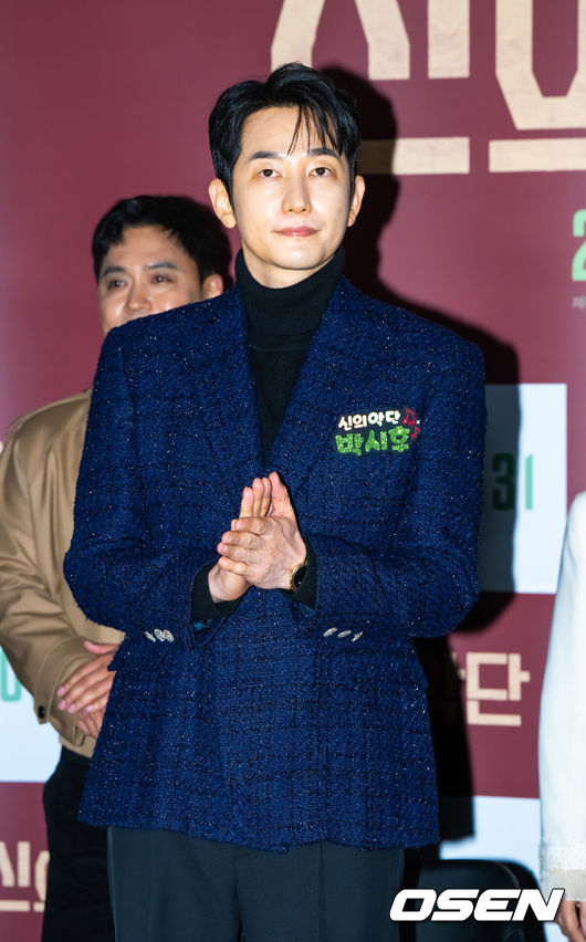 [OSEN=박준형 기자] 8일 오전 서울 용산아이파크몰 내 용산 CGV에서 영화 '신의 악단' 제작보고회가 진행됐다.‘신의악단’은 북한에 외화벌이를 위해 가짜 찬양단이 창설되며 벌어지는 이야기를 그린 작품으로 이날 제작보고회에는 김형협감독과 배우 박시후, 정진운,태항호,장지건,한정완,문경민, 고혜진, 최선자, 서동원, 강승완, 신한결이 참석했다. 배우 박시후가 인사를 하고 있다.    2025.12.08 / soul1014@osen.co.kr