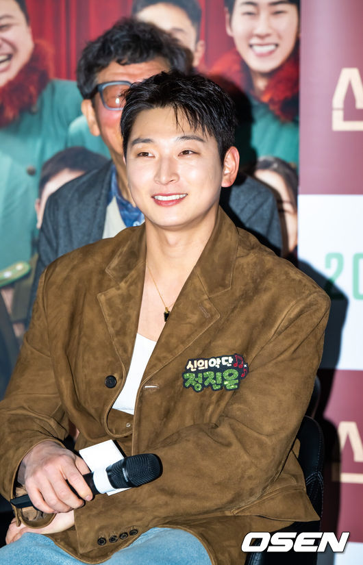 [OSEN=박준형 기자] 8일 오전 서울 용산아이파크몰 내 용산 CGV에서 영화 '신의 악단' 제작보고회가 진행됐다.‘신의악단’은 북한에 외화벌이를 위해 가짜 찬양단이 창설되며 벌어지는 이야기를 그린 작품으로 이날 제작보고회에는 김형협감독과 배우 박시후, 정진운,태항호,장지건,한정완,문경민, 고혜진, 최선자, 서동원, 강승완, 신한결이 참석했다. 배우 정진운이 미소 짓고 있다.     2025.12.08 / soul1014@osen.co.kr