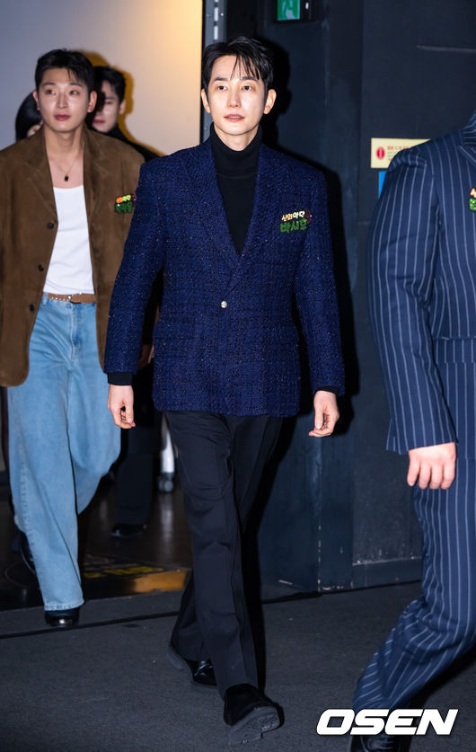 [OSEN=박준형 기자] 8일 오전 서울 용산아이파크몰 내 용산 CGV에서 영화 '신의 악단' 제작보고회가 진행됐다.‘신의악단’은 북한에 외화벌이를 위해 가짜 찬양단이 창설되며 벌어지는 이야기를 그린 작품으로 이날 제작보고회에는 김형협감독과 배우 박시후, 정진운,태항호,장지건,한정완,문경민, 고혜진, 최선자, 서동원, 강승완, 신한결이 참석했다. 배우 박시후가 입장하고 있다.     2025.12.08 / soul1014@osen.co.kr