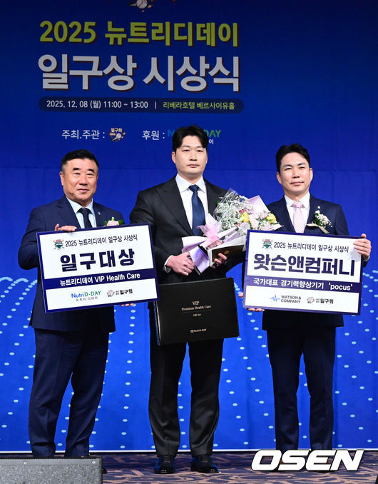 [OSEN=최규한 기자] 8일 오전 서울 청담동 리베라호텔에서 ‘2025 일구상 시상식’이 열렸다.이번 일구상은 최고 투수상 삼성 원태인, 최고 타자상 키움 송성문, 신인왕으로 KT 안현민 등을 선정했다.오승환이 일구대상을 수상한 뒤 포즈를 취하고 있다. 2025.12.08 / dreamer@osen.co.kr