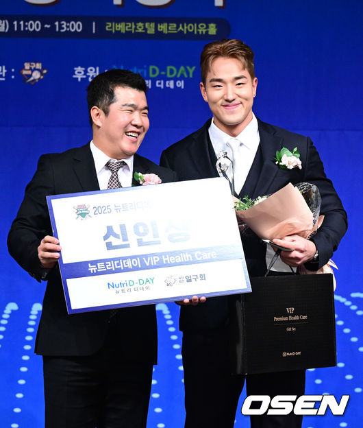 [OSEN=최규한 기자] 8일 오전 서울 청담동 리베라호텔에서 ‘2025 일구상 시상식’이 열렸다.이번 일구상은 최고투수상 삼성 원태인, 최고타자상 키움 송성문, 신인왕으로 KT 안현민 등을 선정했다.KT 안현민이 신인상을 수상한 뒤 정근우와 포즈를 취하고 있다. 2025.12.08 / dreamer@osen.co.kr