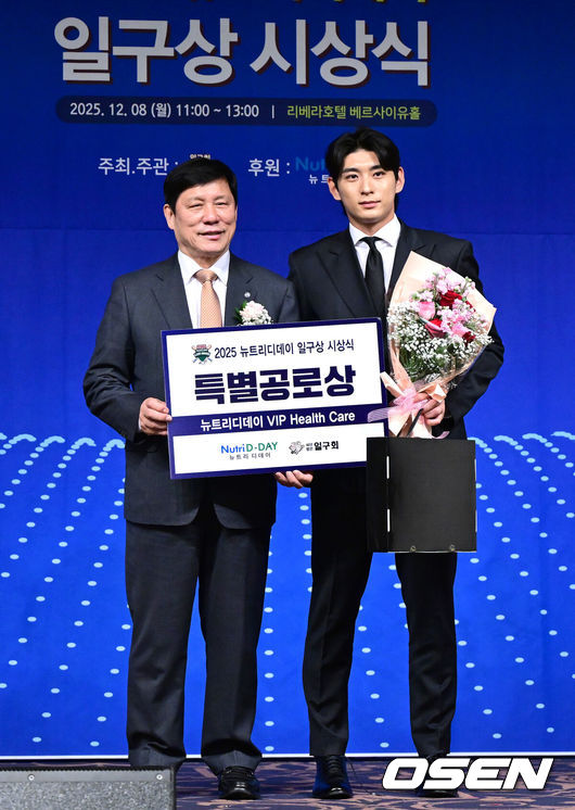 [OSEN=최규한 기자] 8일 오전 서울 청담동 리베라호텔에서 ‘2025 일구상 시상식’이 열렸다.이번 일구상은 최고 투수상 삼성 원태인, 최고 타자상 키움 송성문, 신인왕으로 KT 안현민 등을 선정했다.메이저리거 이정후가 특별 공로상을 수상한 뒤 허구연 KBO 총재와 포즈를 취하고 있다. 2025.12.08 / dreamer@osen.co.kr