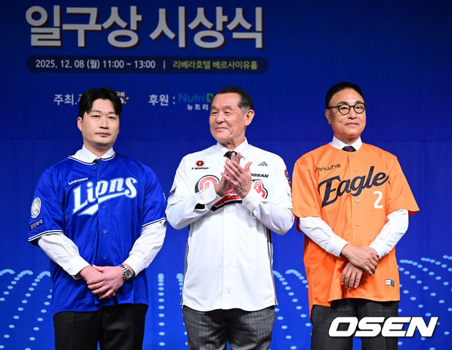 [OSEN=최규한 기자] 8일 오전 서울 청담동 리베라호텔에서 ‘2025 일구상 시상식’이 열렸다.이번 일구상은 최고 투수상 삼성 원태인, 최고 타자상 키움 송성문, 신인왕으로 KT 안현민 등을 선정했다.박철순, 송진우, 오승환이 일구회 21번 영구결번 착장식을 가지며 포즈를 취하고 있다. 2025.12.08 / dreamer@osen.co.kr