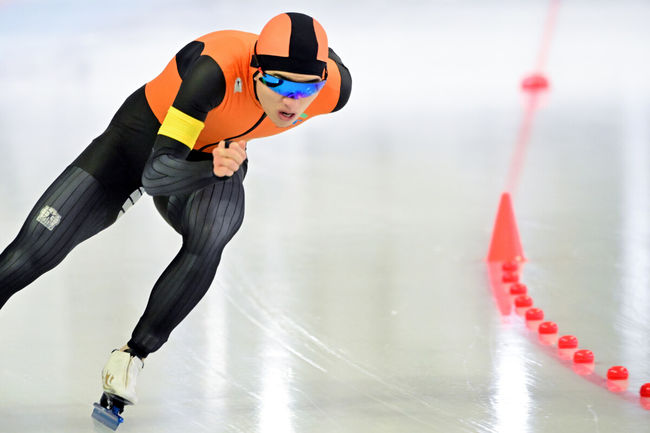 [OSEN=태릉, 조은정 기자] 제106회 전국동계체체육대회(동계체전) 스피드스케이팅 남자 일반부 1500M 경기가 17일 태릉국제스케이트장에서 열렸다.정재원(의정부시청)이 질주하고 있다. 1분48초38로 1위 기록. 2025.01.17 /cej@osen.co.kr