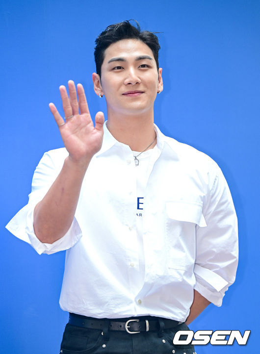 [OSEN=최규한 기자] 20일 오후 서울 신사동 LF 본사에서 프렌치 컨템포러리 브랜드 컬렉션 포토콜 행사가 열렸다.이날 행사에는 배윤영, 이시안, 정윤하, 레드벨벳 웬디, 백호, 김효진, 티파니 영, 임시완 등이 참석해 자리를 빛냈다.가수 백호가 포토타임을 하고 있다. 2025.03.20 / dreamer@osen.co.kr