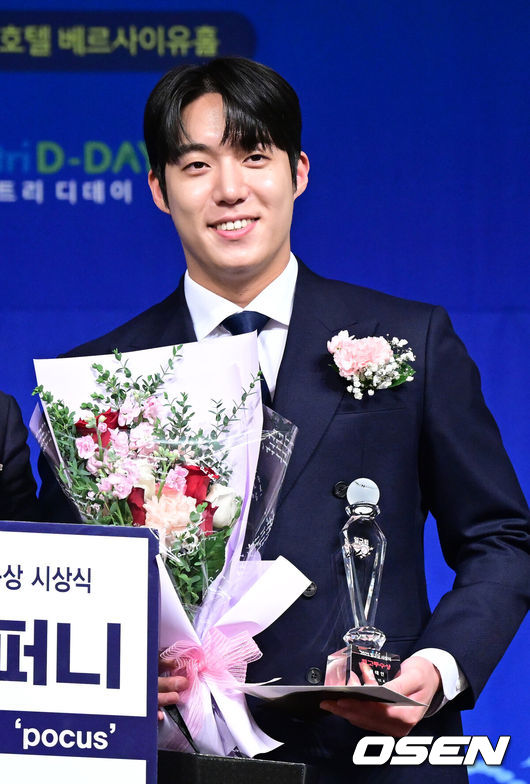 [OSEN=최규한 기자] 8일 오전 서울 청담동 리베라호텔에서 ‘2025 일구상 시상식’이 열렸다.이번 일구상은 최고 투수상 삼성 원태인, 최고 타자상 키움 송성문, 신인왕으로 KT 안현민 등을 선정했다.삼성 원태인이 최고 투수상을 수상한 뒤 포즈를 취하고 있다. 2025.12.08 / dreamer@osen.co.kr