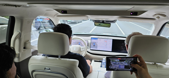 중국 선전에서 딥라우트 자율주행 솔루션 장착 차량에 탑승한 취재진. 한우덕 선임기자