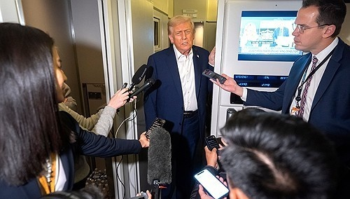 도널드 트럼프 미국 대통령이 10월말 아시아 순방길에 전용기 안에서 기자들과 문답하고 있다. 당시 트럼프 대통령은 한국 방한 기간 김정은 국무위원장과 만나길 희망한다고 밝혔다. AP=연합뉴스 