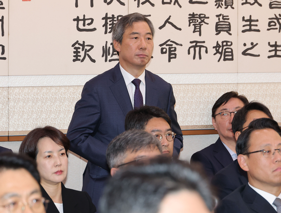 윤재순 전 대통령비서실 총무비서관이 지난 10월 23일 국회 법제사법위원회에서 열린 2025년 국정감사에 출석해 인사를 하고 있다. 연합뉴스