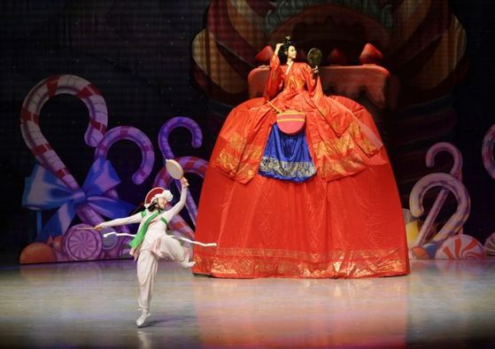 서울발레시어터의 '호두까기 인형'. 무대에 한복과 상고 돌리기가 등장한다. 사진 마포문화재단