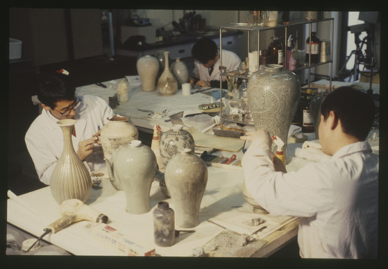국립중앙박물관 보존과학의 역사를 보여주는 1980년대 보존기술실 사진. 국립중앙박물관