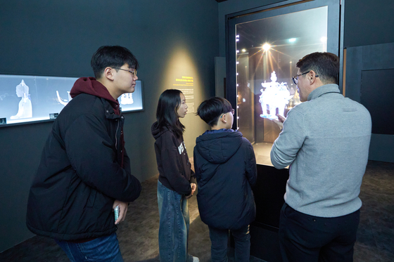 소중 학생기자단이 양석진(오른쪽) 학예연구사와 함께 CT 조사 데이터로 기마인물형 토기의 구석구석을 관찰했다.