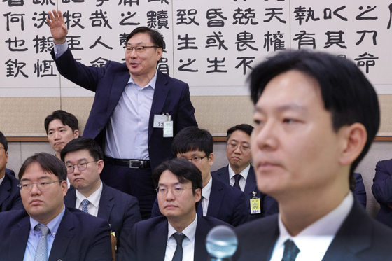 지난 10월 23일 이화영 전 경기도 평화부지사가 서울 여의도 국회 법제사법위원회에서 열린 서울고등검찰청·서울중앙지방검찰청 등에 대한 국정감사에서 자신의 대북 송금 사건을 수사했던 박상용 법무연수원 교수의 답변 도중 발언권을 요청하고 있다. 뉴스1