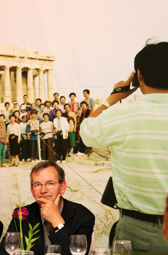 영국의 세계적 사진작가 마틴 파가 지난 2007년 5월 예술의전당 한가람미술관에서 전시를 열 당시의 모습. 중산층의 소비적 일상과 위선을 강렬한 컬러 사진으로 드러내는 작업으로 알려져 있다. 중앙포토