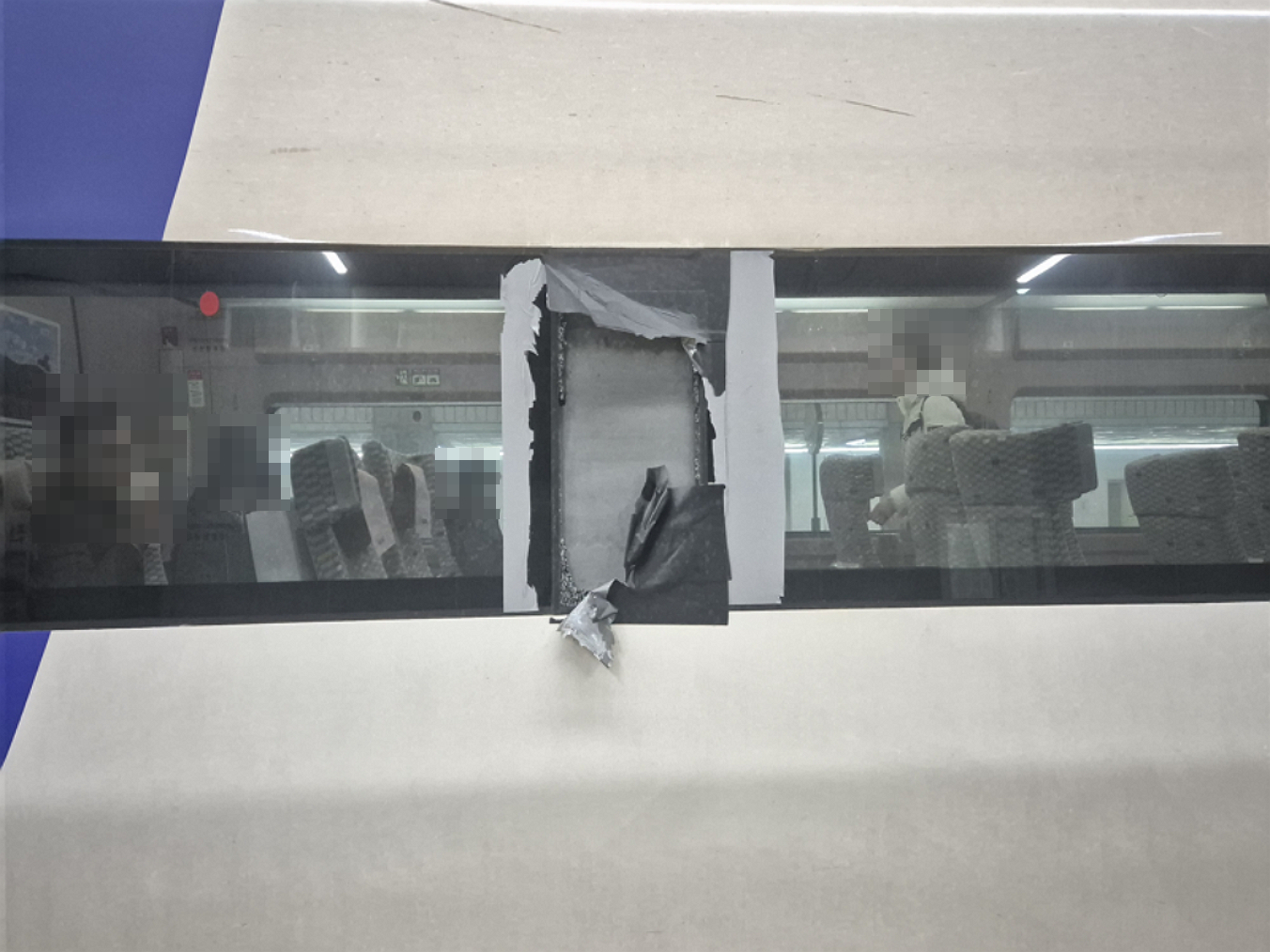 서울발 마산행 KTX 215편의 바깥 깨진 창에 테이프와 찢어진 천이 붙어 있다. 독자제보 