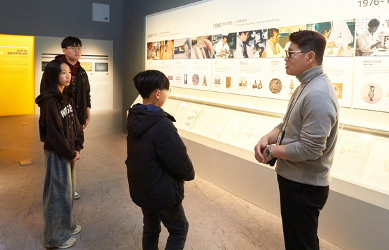 양석진(오른쪽) 학예연구사가 소중 학생기자단에게 우리나라 보존과학의 역사에 대해 설명했다. 