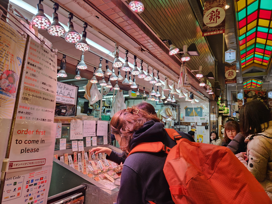지난 3일 일본 교토 니시키 시장에 있는 한 생선 가게. 생선 이름이 일본어·영어·중국어·한국어 4개 국어로 적혀 있다. 오누키 도모코 특파원 