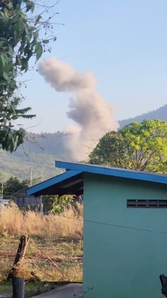 8일(현지시간) 태국이 캄보디아와의 국경 지역에서 공습을 가한 이후, 캄보디아 프레아비히어르주 초에탈 콩에서 연기가 피어오르는 모습. 로이터=연합뉴스