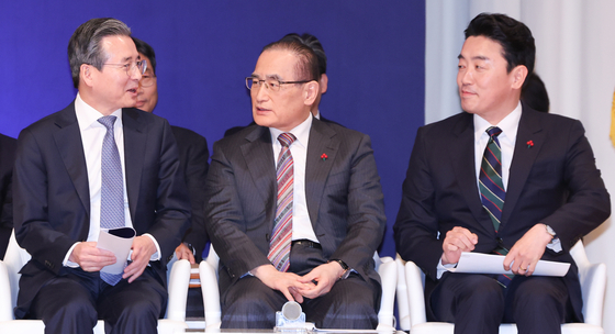 강훈식 대통령비서실장과 위성락 국가안보실장, 김용범 정책실장(오른쪽부터)이 7일 대통령실에서 열린 ‘이재명 정부 6개월 성과 간담회’에서 대화하고 있다. 강 실장은 이날 ‘인사 청탁 문자 논란’과 관련해 “다시 이런 일이 생기지 않도록 공직 기강을 더 엄중히 다루겠다”고 밝혔다. [뉴스1]