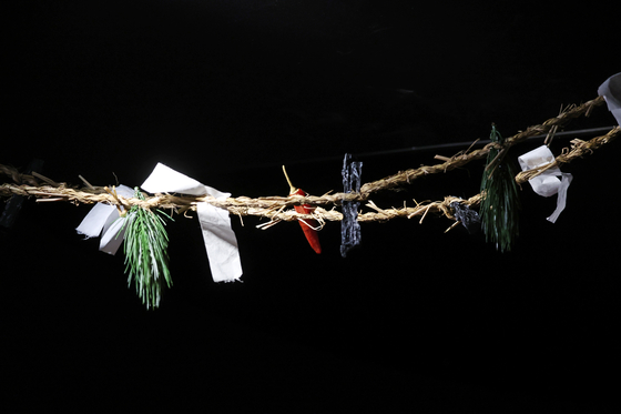 전시장 입구에 걸린 ‘출산 금줄’. 남아엔 고추를, 여아엔 숯을 달아 나쁜 기운으로부터 아이를 보호한다는 의미가 있다. [뉴시스]